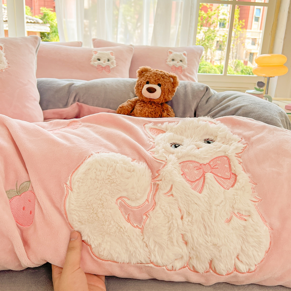 91家纺网 家纺一手货源 找家纺 （总）义博家纺 2025新款高克重大版牛奶绒猫咪贴布绣床单床笠四件套（提供买家秀）