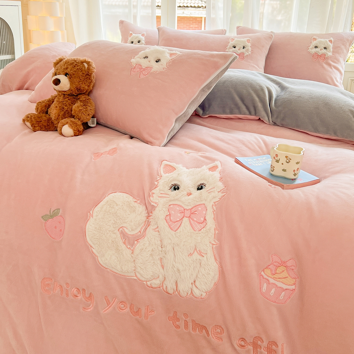 91家纺网 家纺一手货源 找家纺 （总）义博家纺 2025新款高克重大版牛奶绒猫咪贴布绣床单床笠四件套（提供买家秀）