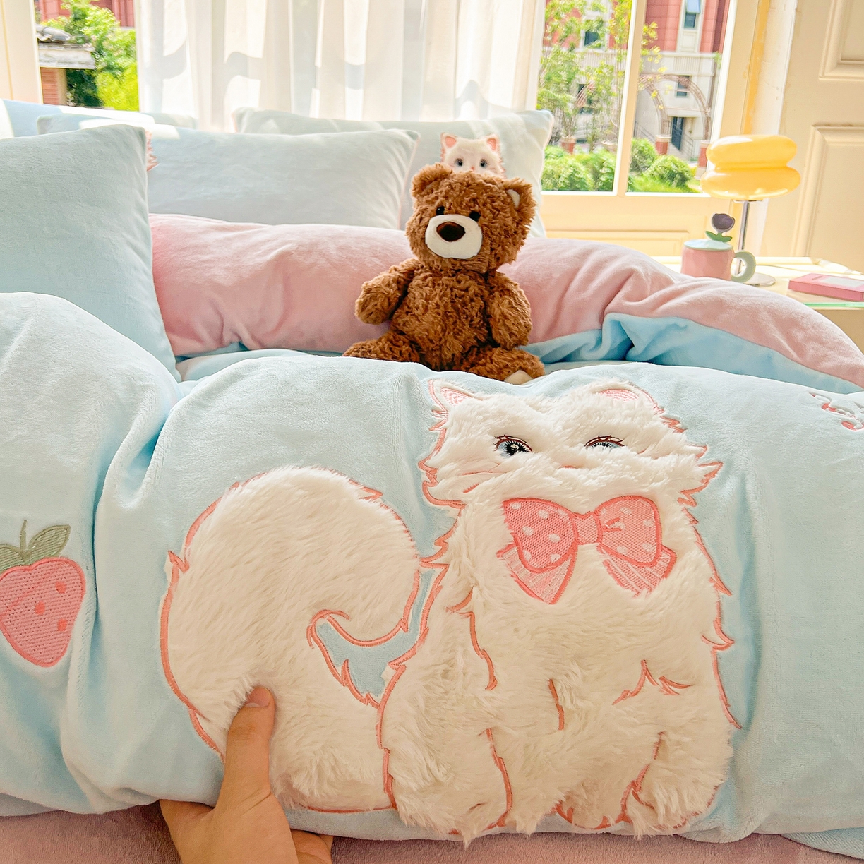 91家纺网 家纺一手货源 找家纺 （总）义博家纺 2025新款高克重大版牛奶绒猫咪贴布绣床单床笠四件套（提供买家秀）