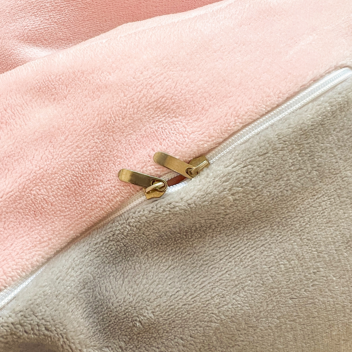 91家纺网 家纺一手货源 找家纺 （总）义博家纺 2025新款高克重大版牛奶绒猫咪贴布绣床单床笠四件套（提供买家秀）