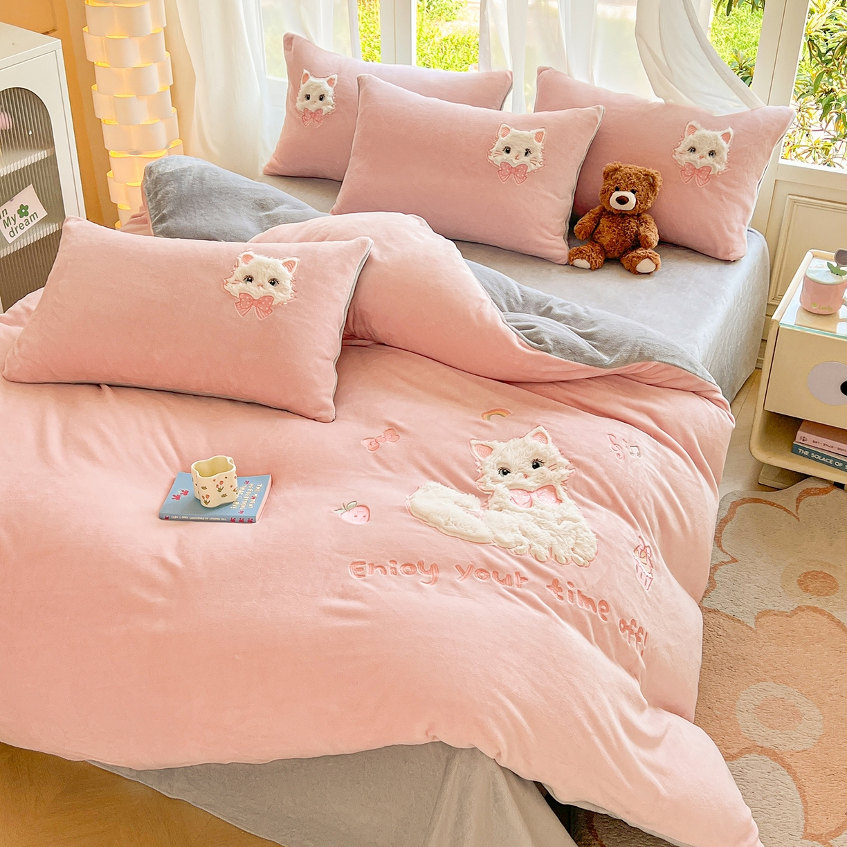91家纺网 家纺一手货源 找家纺 （总）义博家纺 2025新款高克重大版牛奶绒猫咪贴布绣床单床笠四件套（提供买家秀）