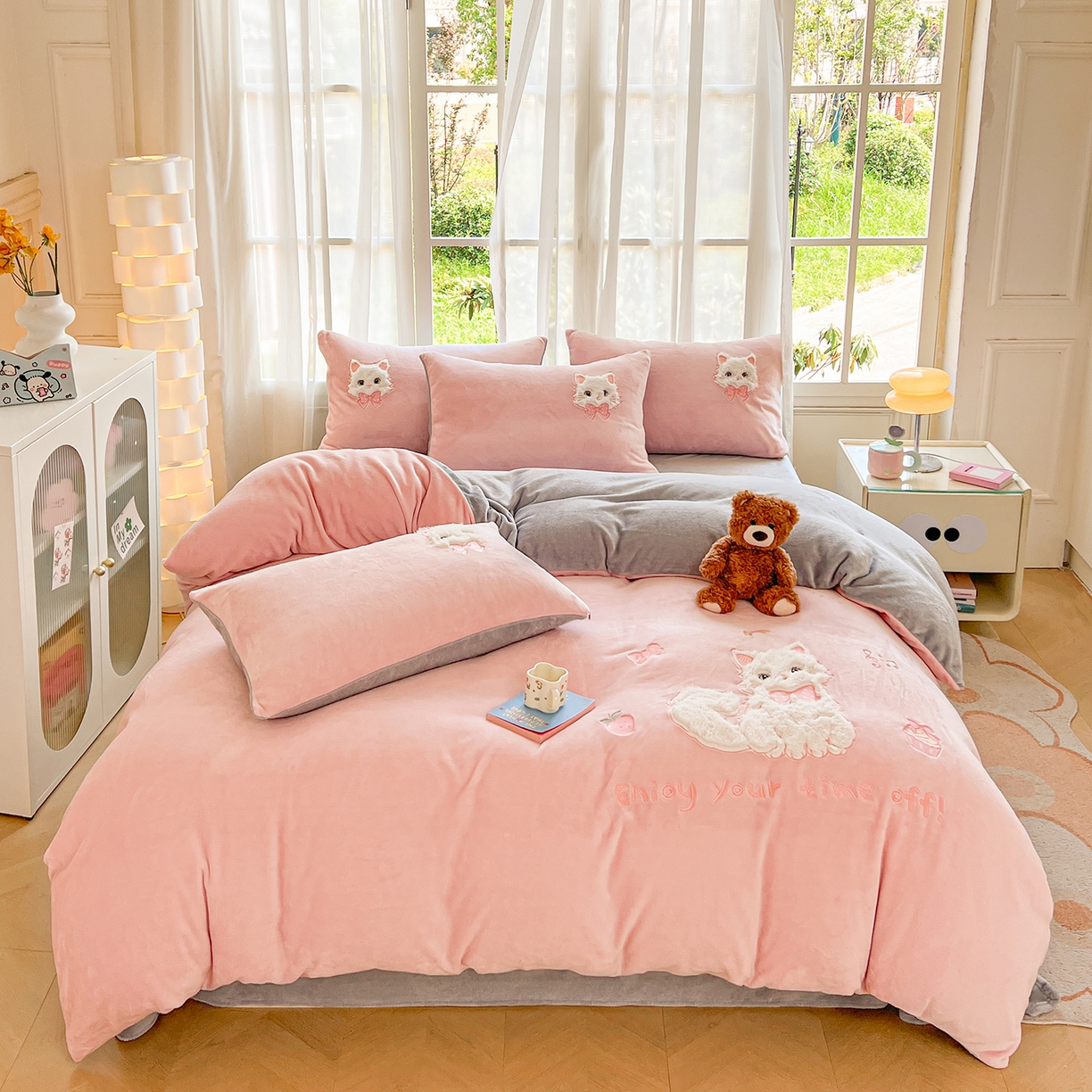 91家纺网 家纺一手货源 找家纺 （总）义博家纺 2025新款高克重大版牛奶绒猫咪贴布绣床单床笠四件套（提供买家秀）