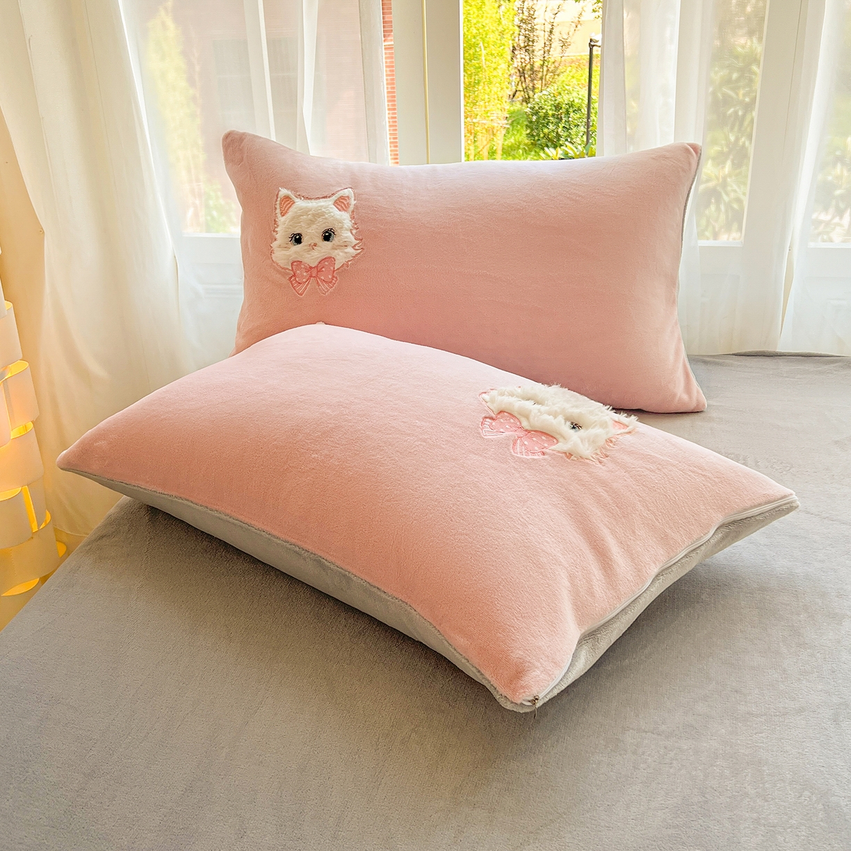 91家纺网 家纺一手货源 找家纺 （总）义博家纺 2025新款高克重大版牛奶绒猫咪贴布绣床单床笠四件套（提供买家秀）
