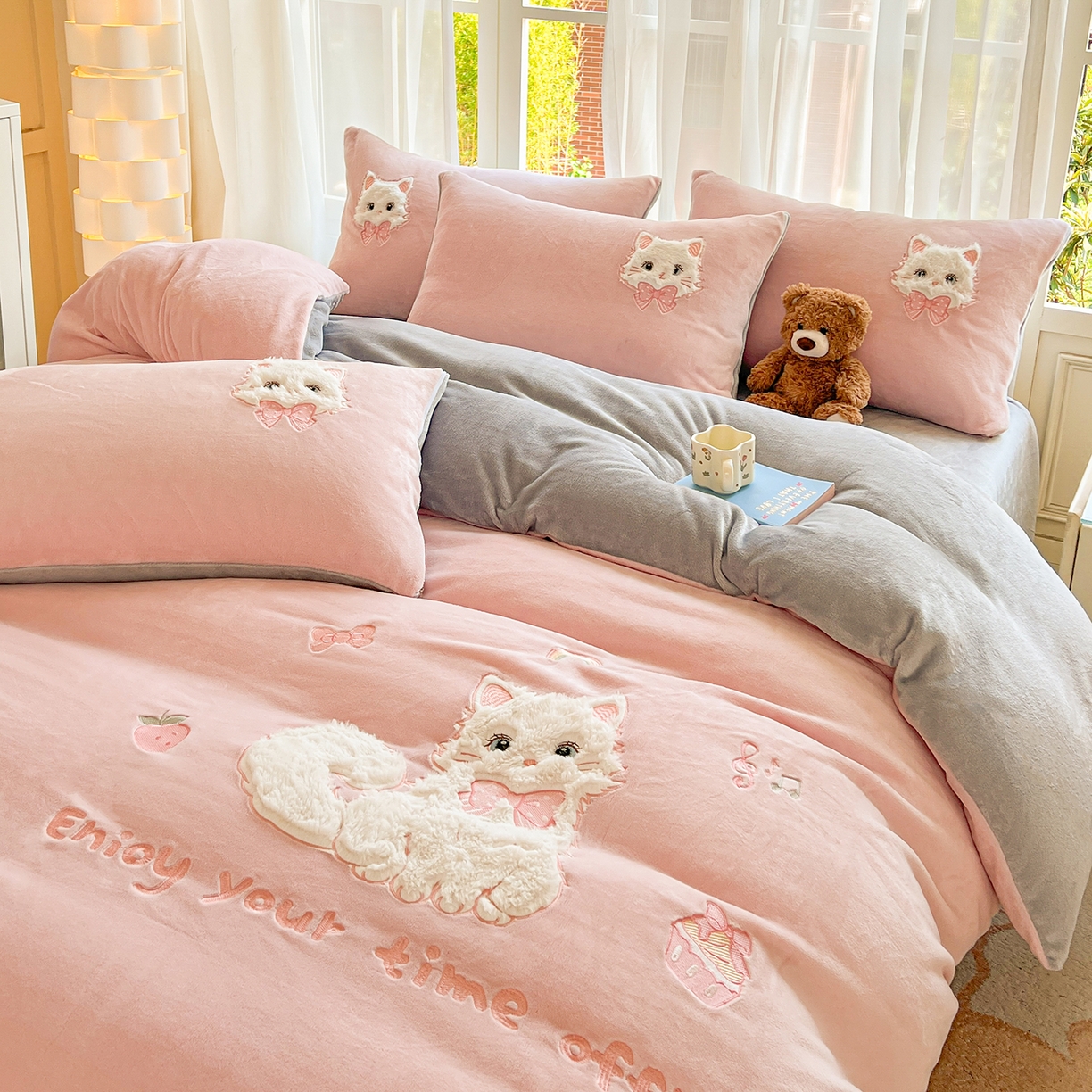 91家纺网 家纺一手货源 找家纺 （总）义博家纺 2025新款高克重大版牛奶绒猫咪贴布绣床单床笠四件套（提供买家秀）