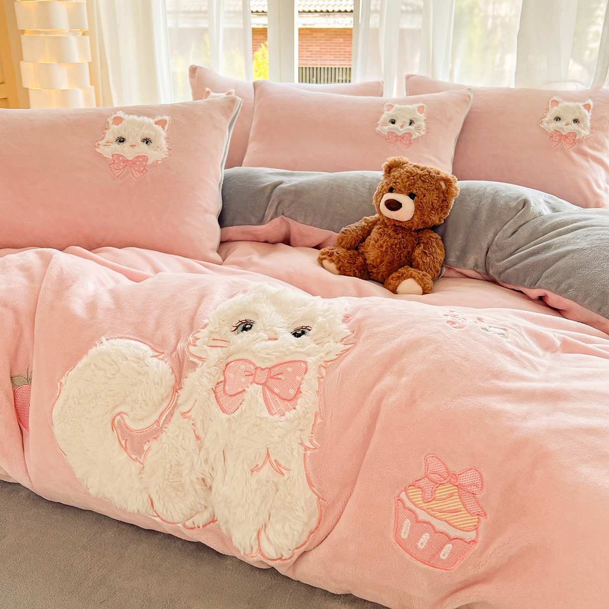 91家纺网 家纺一手货源 找家纺 （总）义博家纺 2025新款高克重大版牛奶绒猫咪贴布绣床单床笠四件套（提供买家秀）