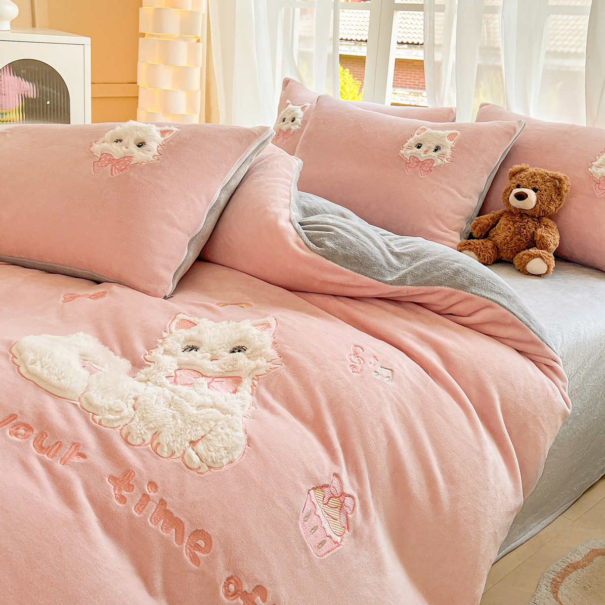 91家纺网 家纺一手货源 找家纺 （总）义博家纺 2025新款高克重大版牛奶绒猫咪贴布绣床单床笠四件套（提供买家秀）