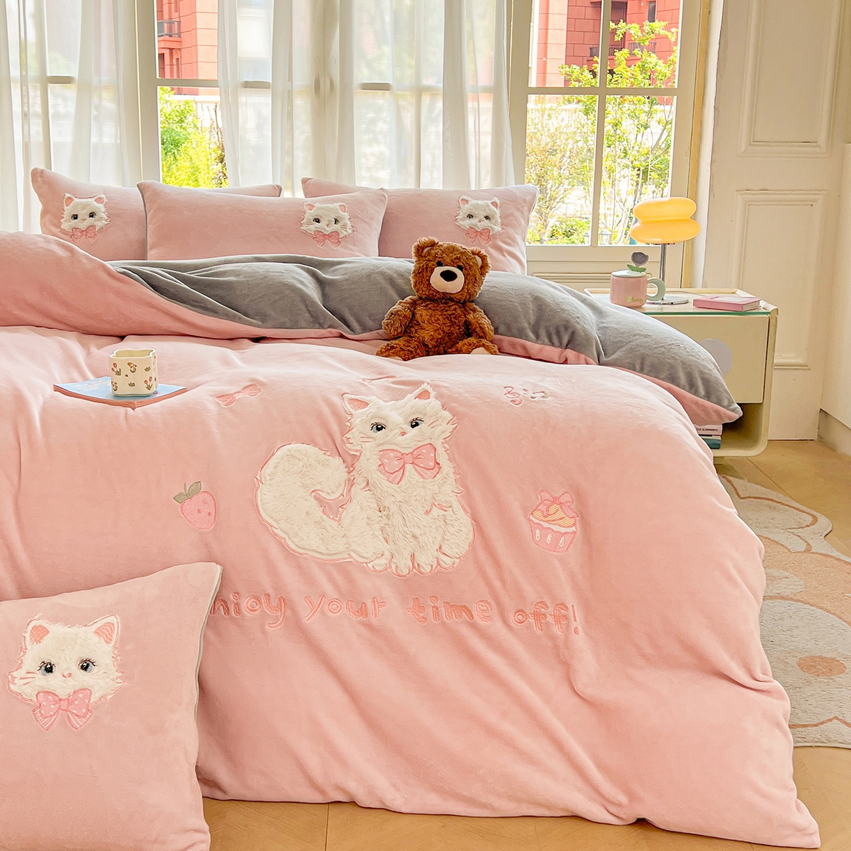 91家纺网 家纺一手货源 找家纺 （总）义博家纺 2025新款高克重大版牛奶绒猫咪贴布绣床单床笠四件套（提供买家秀）