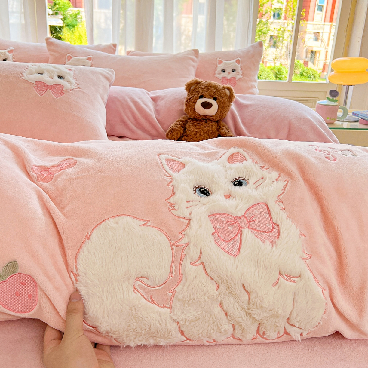 91家纺网 家纺一手货源 找家纺 （总）义博家纺 2025新款高克重大版牛奶绒猫咪贴布绣床单床笠四件套（提供买家秀）