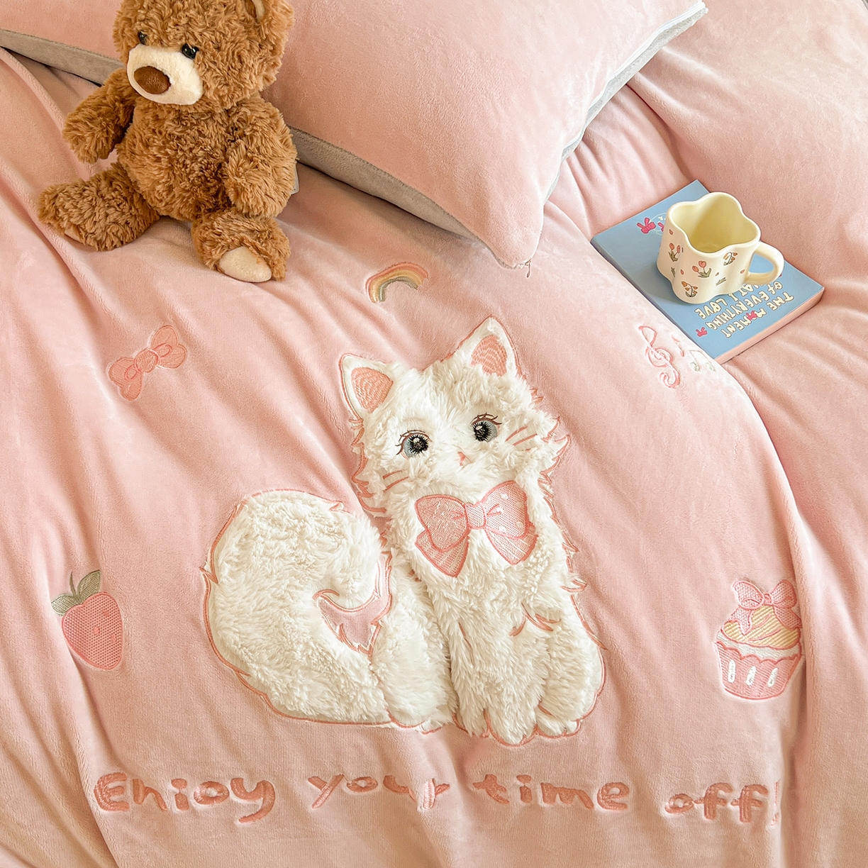 91家纺网 家纺一手货源 找家纺 （总）义博家纺 2025新款高克重大版牛奶绒猫咪贴布绣床单床笠四件套（提供买家秀）