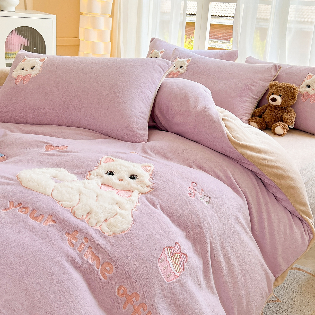 91家纺网 家纺一手货源 找家纺 义博家纺 2025新款高克重大版牛奶绒猫咪贴布绣床单床笠四件套（提供买家秀） 猫咪公主 优雅紫