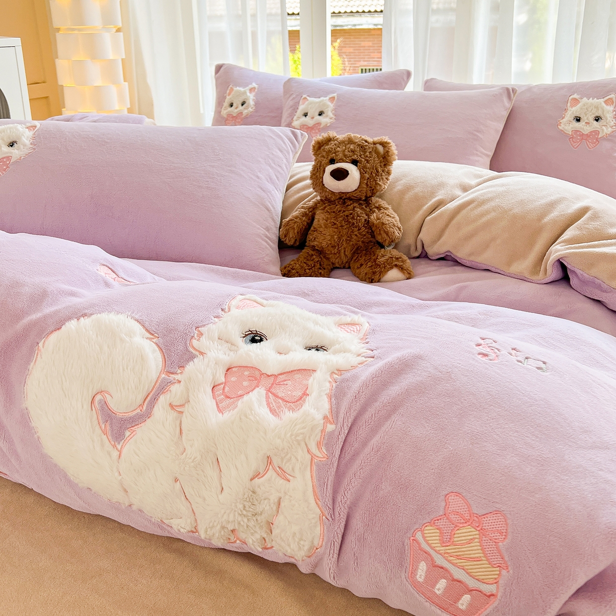 91家纺网 家纺一手货源 找家纺 义博家纺 2025新款高克重大版牛奶绒猫咪贴布绣床单床笠四件套（提供买家秀） 猫咪公主 优雅紫