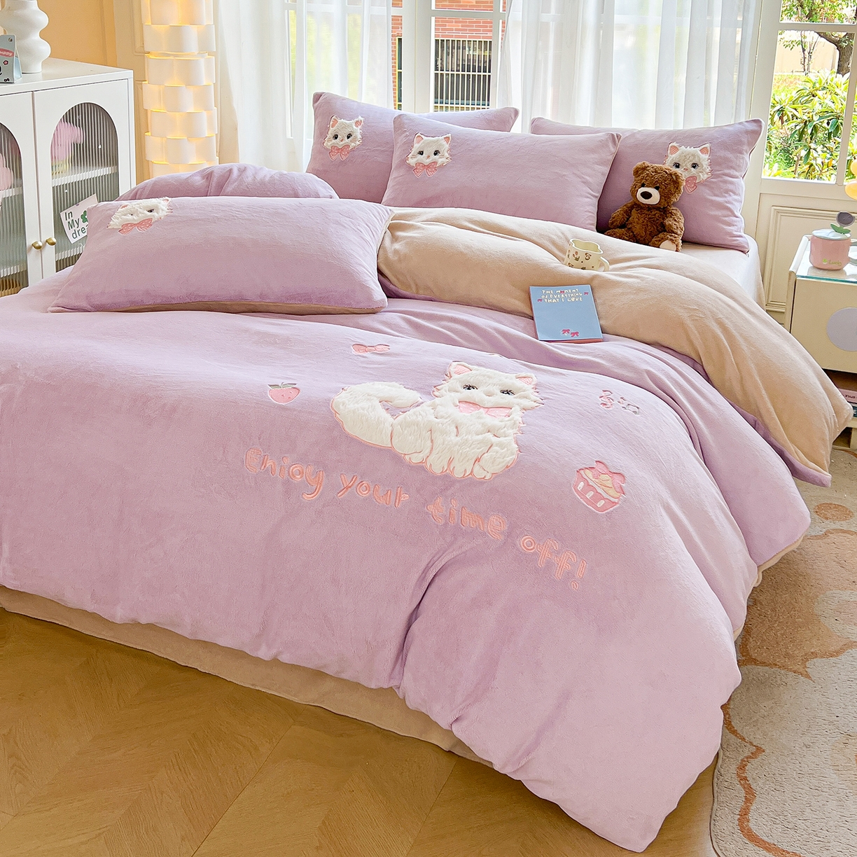 91家纺网 家纺一手货源 找家纺 义博家纺 2025新款高克重大版牛奶绒猫咪贴布绣床单床笠四件套（提供买家秀） 猫咪公主 优雅紫