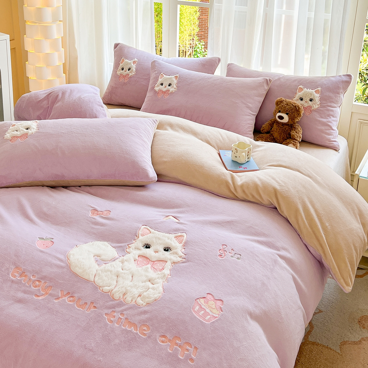 91家纺网 家纺一手货源 找家纺 义博家纺 2025新款高克重大版牛奶绒猫咪贴布绣床单床笠四件套（提供买家秀） 猫咪公主 优雅紫