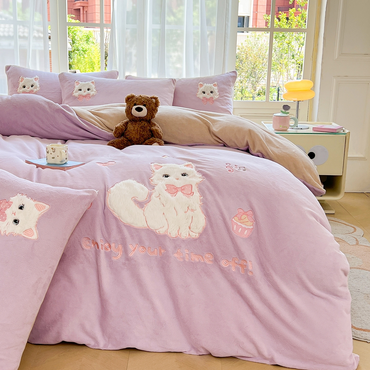 91家纺网 家纺一手货源 找家纺 义博家纺 2025新款高克重大版牛奶绒猫咪贴布绣床单床笠四件套（提供买家秀） 猫咪公主 优雅紫