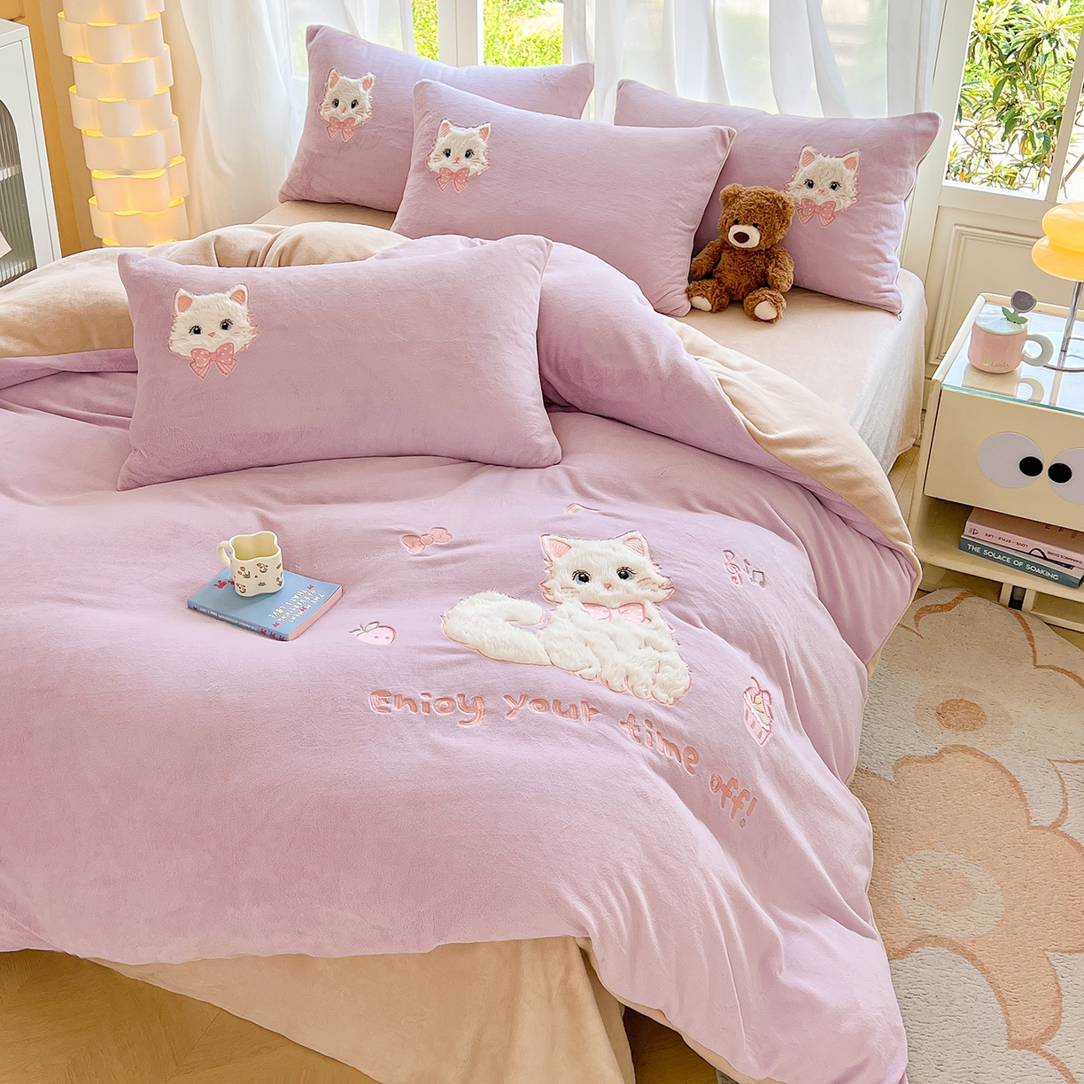 91家纺网 家纺一手货源 找家纺 义博家纺 2025新款高克重大版牛奶绒猫咪贴布绣床单床笠四件套（提供买家秀） 猫咪公主 优雅紫