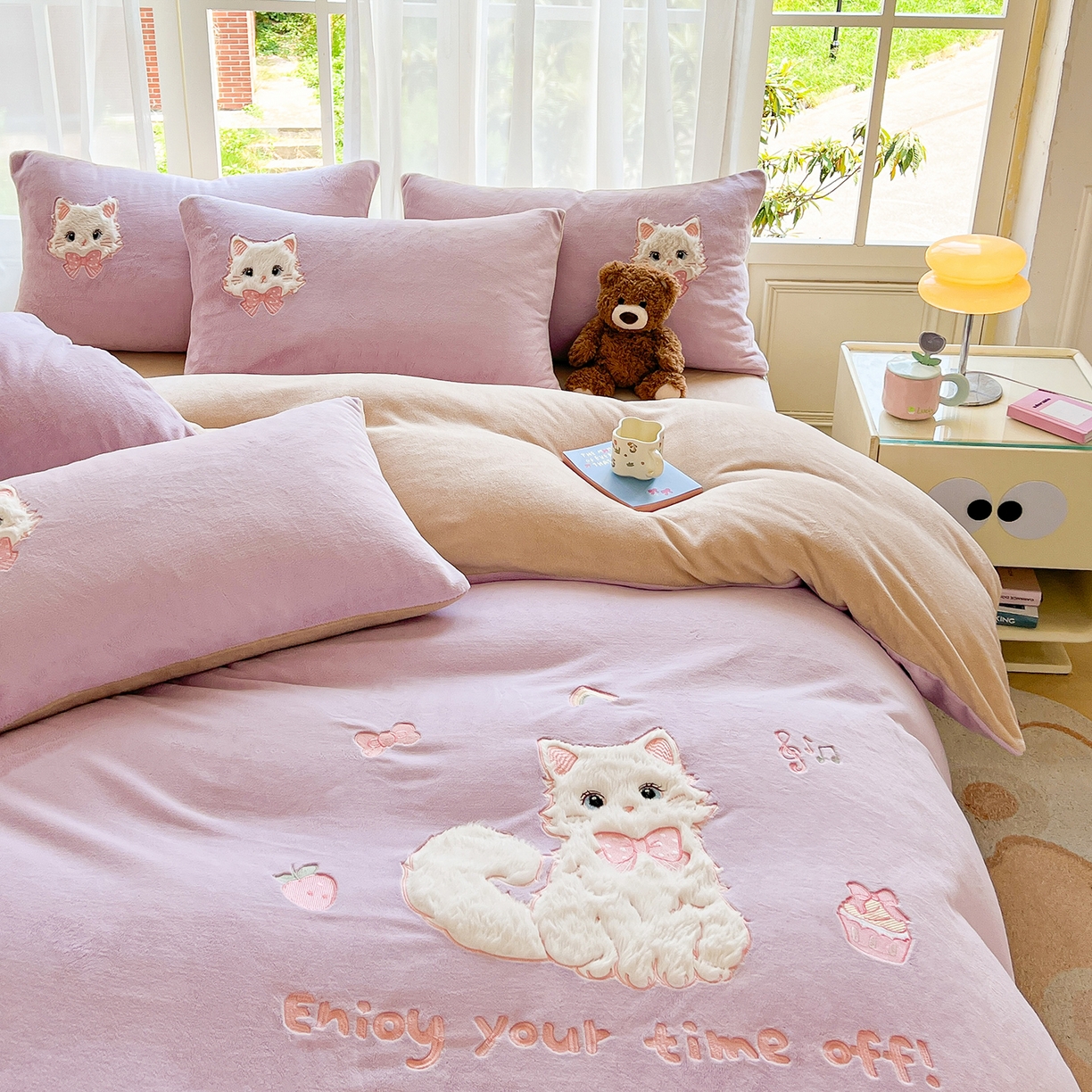 91家纺网 家纺一手货源 找家纺 义博家纺 2025新款高克重大版牛奶绒猫咪贴布绣床单床笠四件套（提供买家秀） 猫咪公主 优雅紫