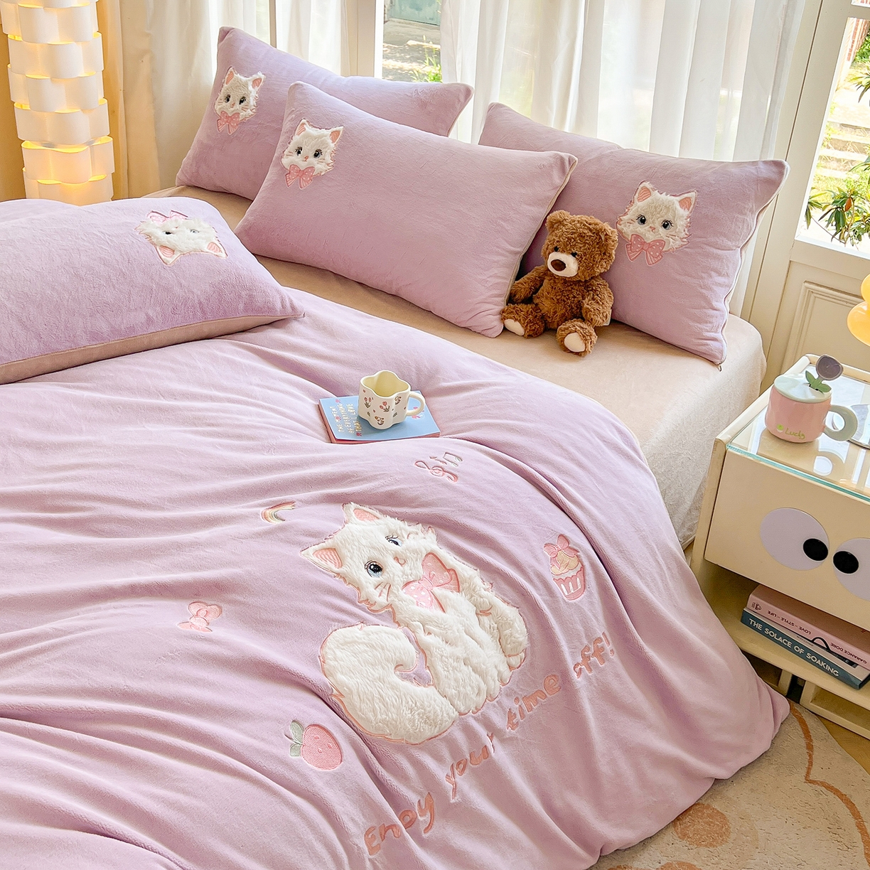 91家纺网 家纺一手货源 找家纺 义博家纺 2025新款高克重大版牛奶绒猫咪贴布绣床单床笠四件套（提供买家秀） 猫咪公主 优雅紫