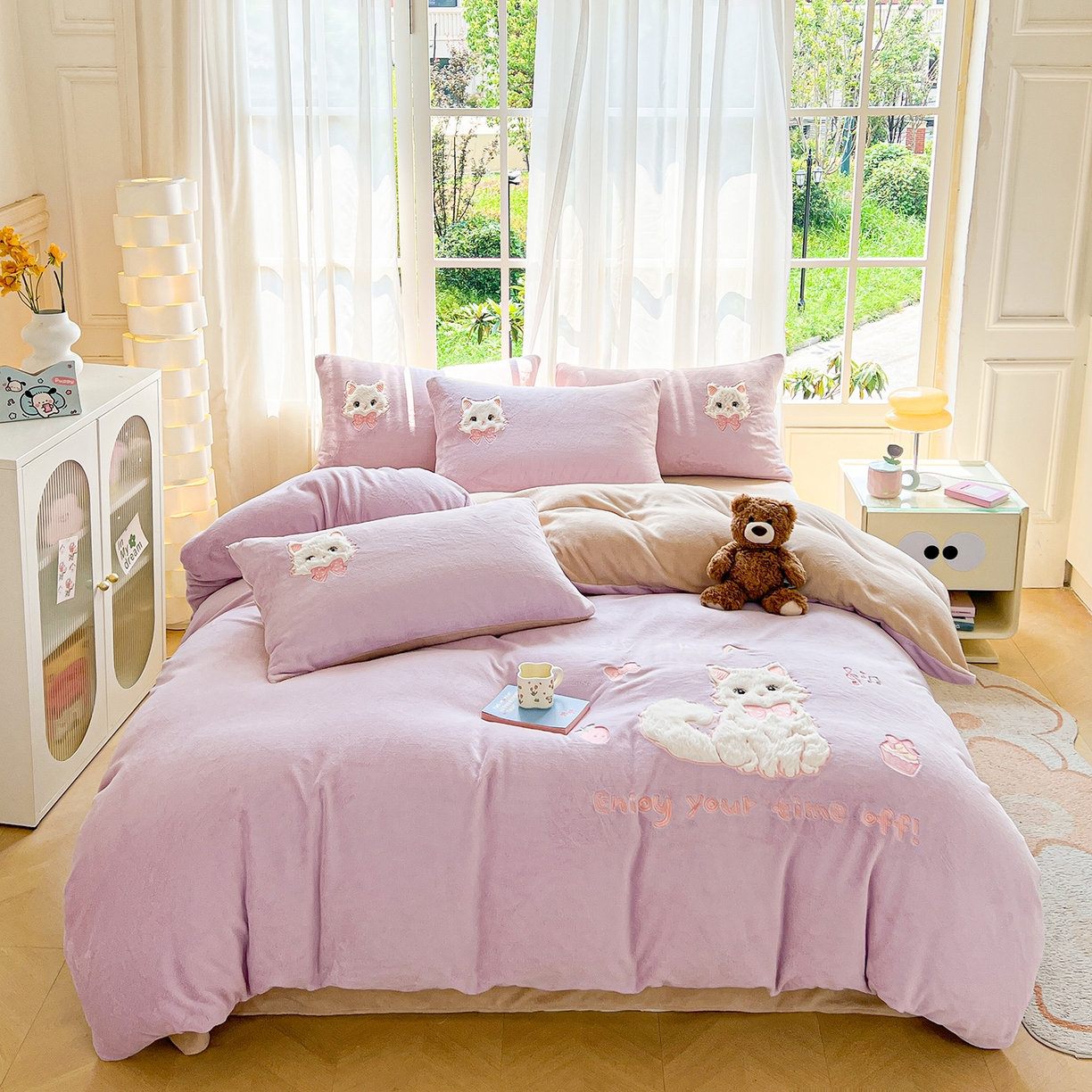 91家纺网 家纺一手货源 找家纺 义博家纺 2025新款高克重大版牛奶绒猫咪贴布绣床单床笠四件套（提供买家秀） 猫咪公主 优雅紫