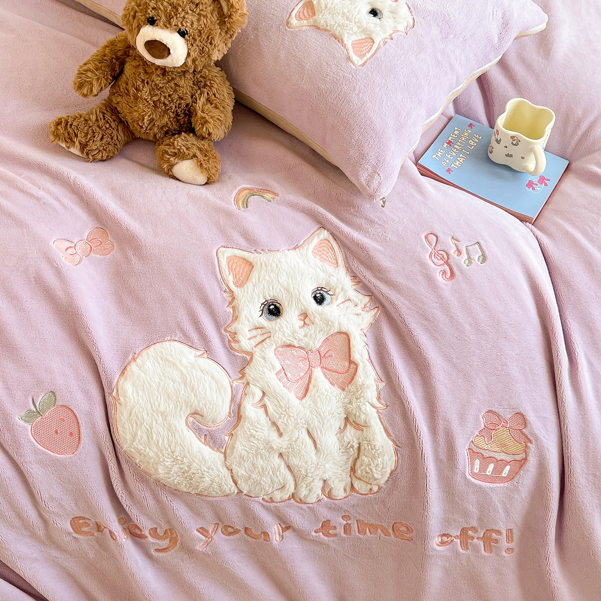 91家纺网 家纺一手货源 找家纺 义博家纺 2025新款高克重大版牛奶绒猫咪贴布绣床单床笠四件套（提供买家秀） 猫咪公主 优雅紫