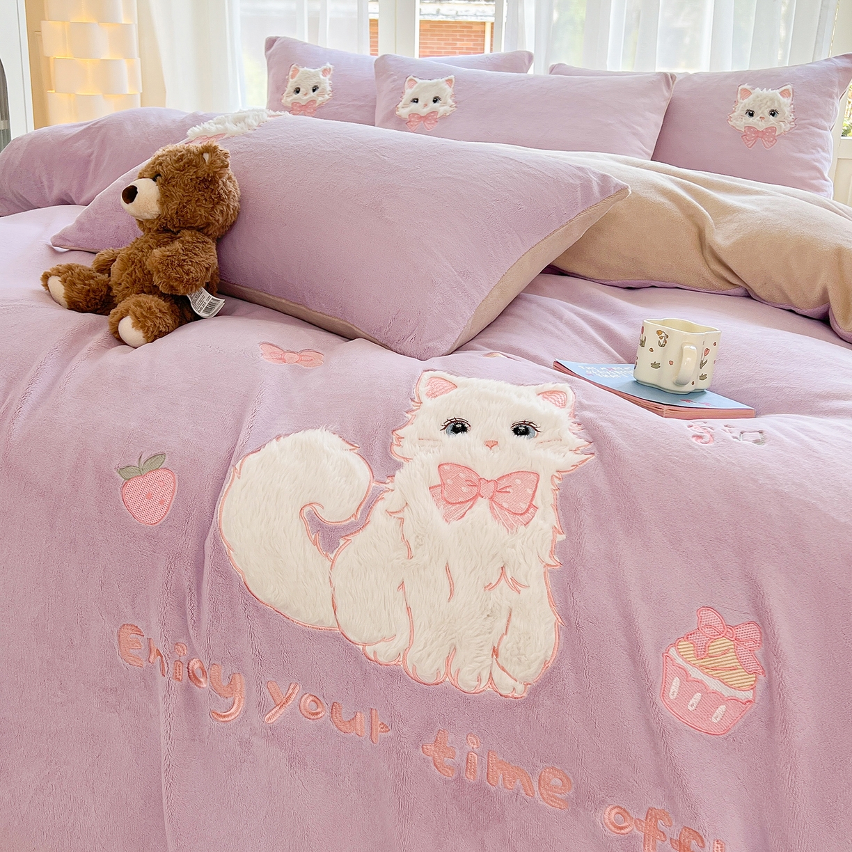 91家纺网 家纺一手货源 找家纺 义博家纺 2025新款高克重大版牛奶绒猫咪贴布绣床单床笠四件套（提供买家秀） 猫咪公主 优雅紫