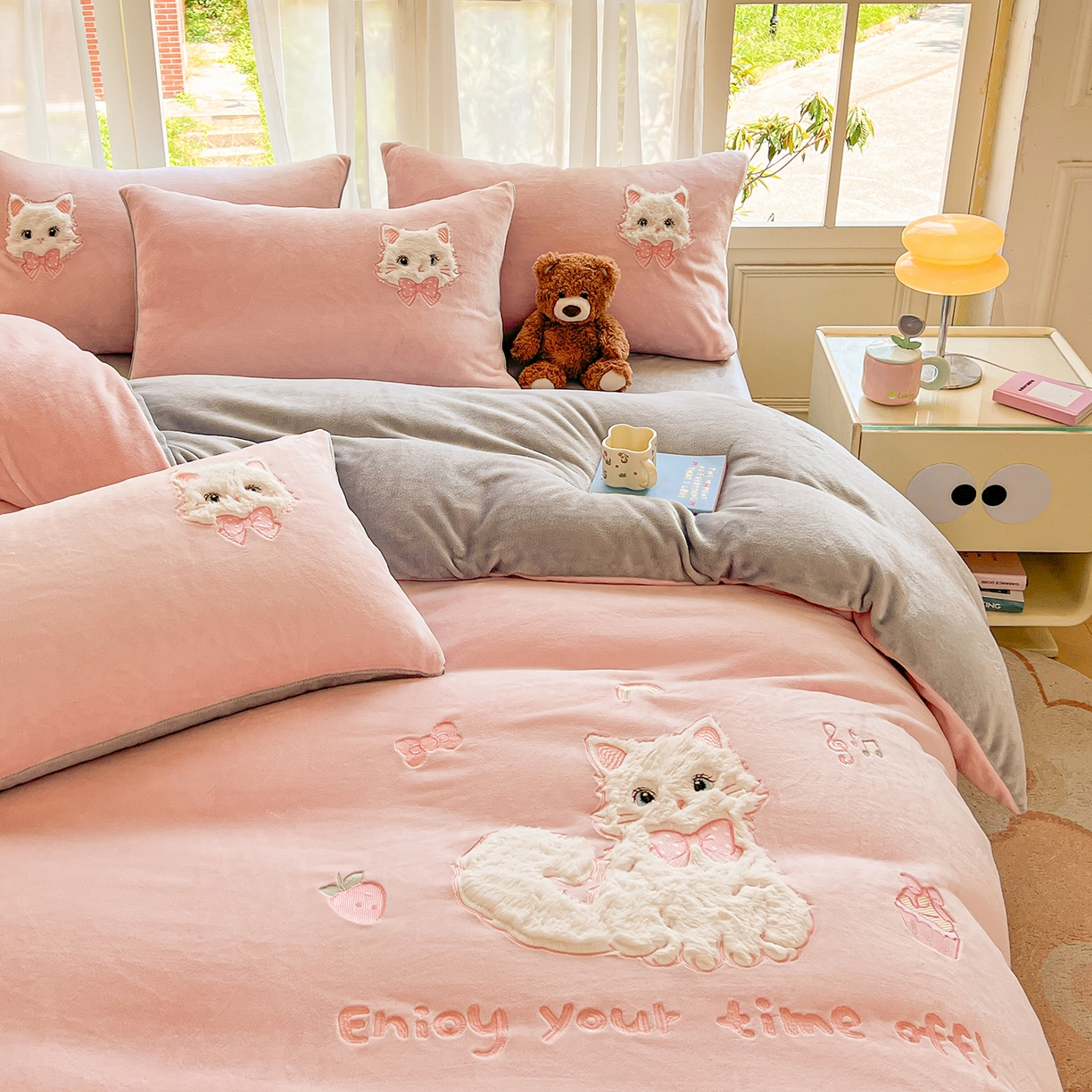 91家纺网 家纺一手货源 找家纺 （总）义博家纺 2025新款高克重大版牛奶绒猫咪贴布绣床单床笠四件套（提供买家秀）