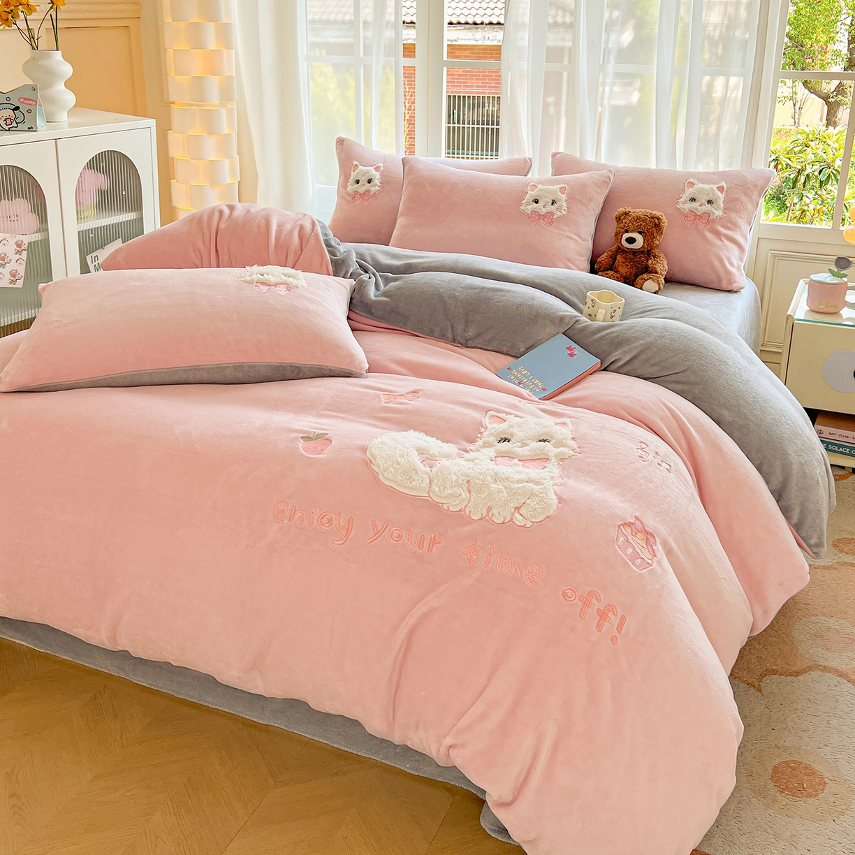 91家纺网 家纺一手货源 找家纺 （总）义博家纺 2025新款高克重大版牛奶绒猫咪贴布绣床单床笠四件套（提供买家秀）