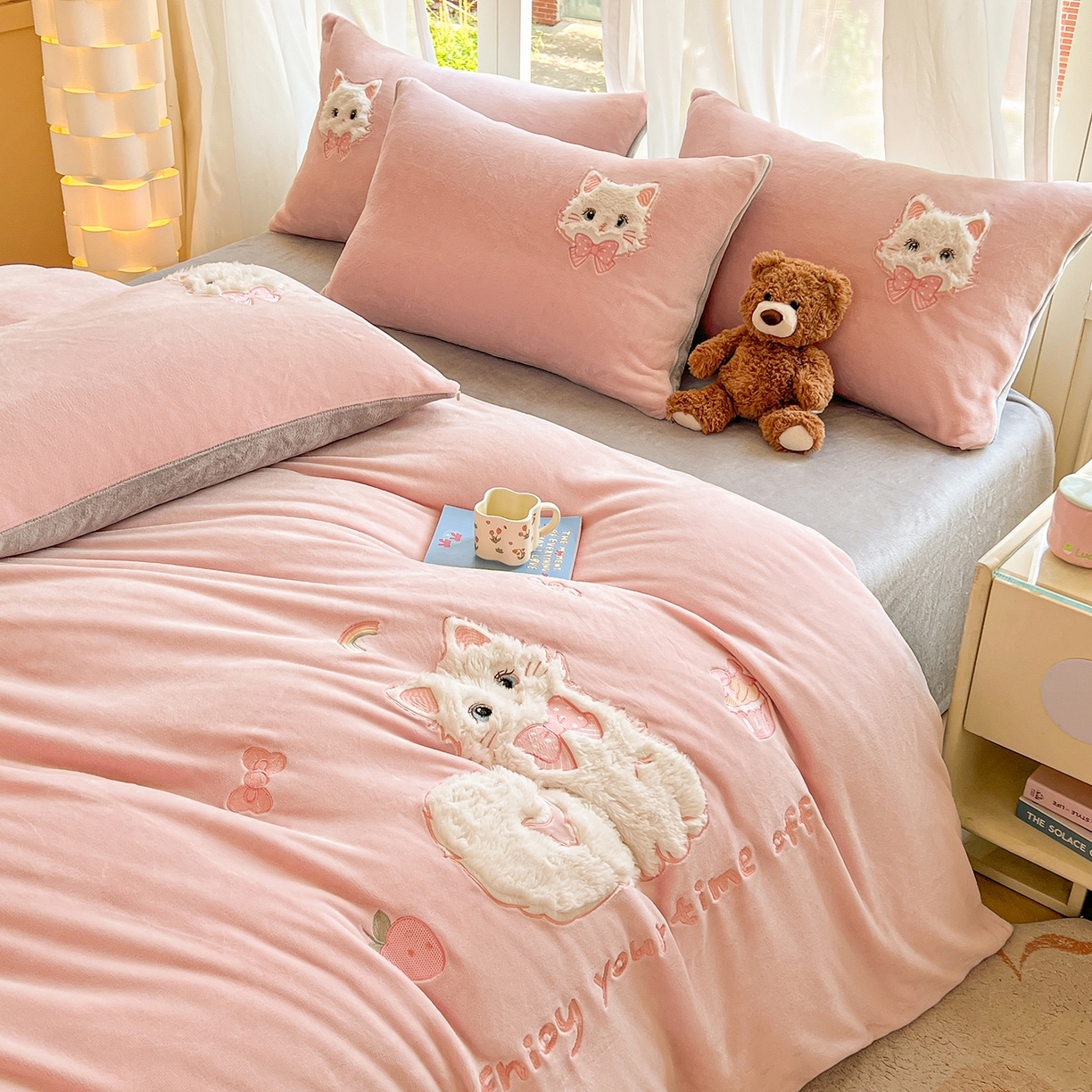 91家纺网 家纺一手货源 找家纺 （总）义博家纺 2025新款高克重大版牛奶绒猫咪贴布绣床单床笠四件套（提供买家秀）