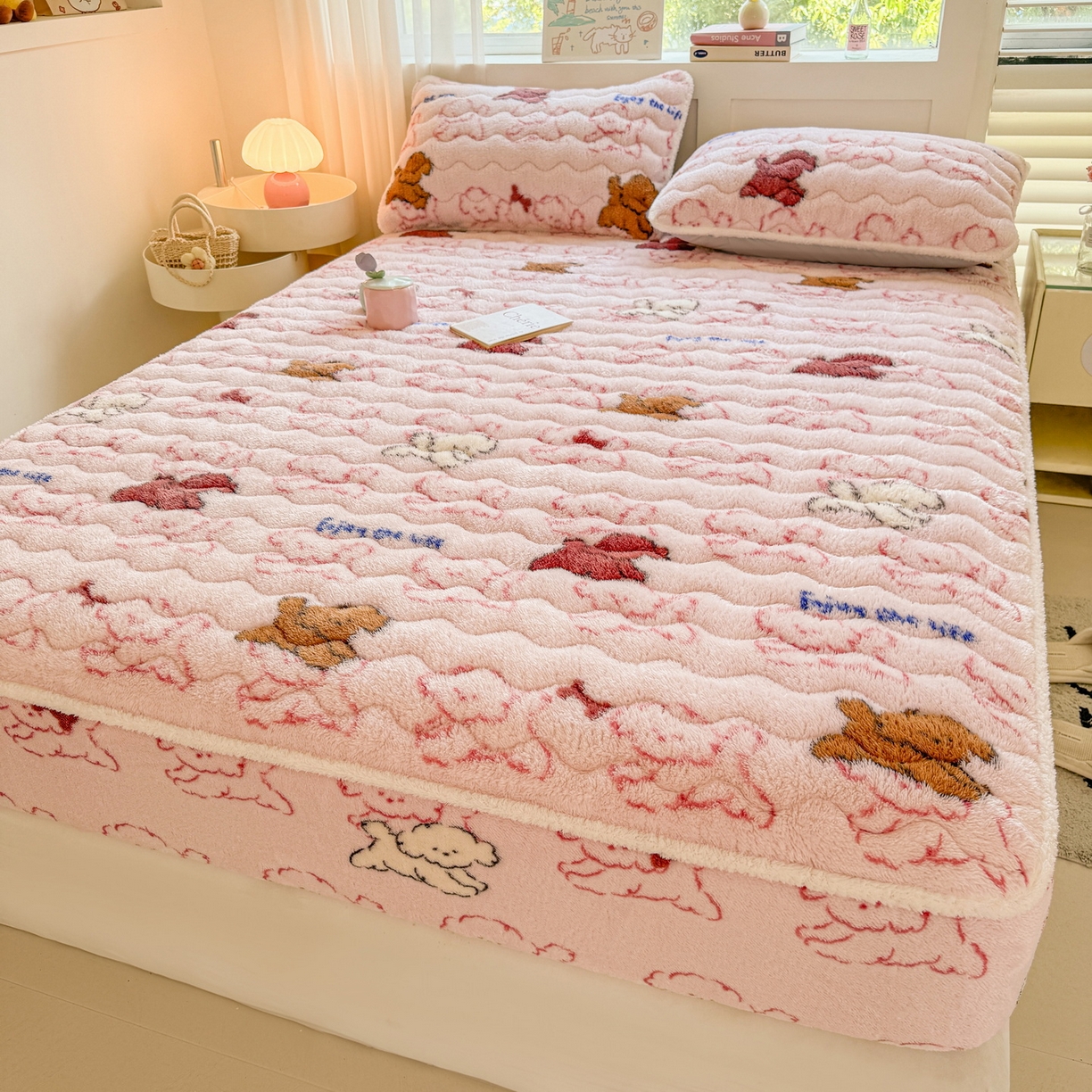 91家纺网 家纺一手货源 找家纺 LIFE.丽芙 2025秋冬新款北极绒加厚夹棉单床笠款床垫子保护套牛奶绒保暖床罩子三件套 追逐-粉