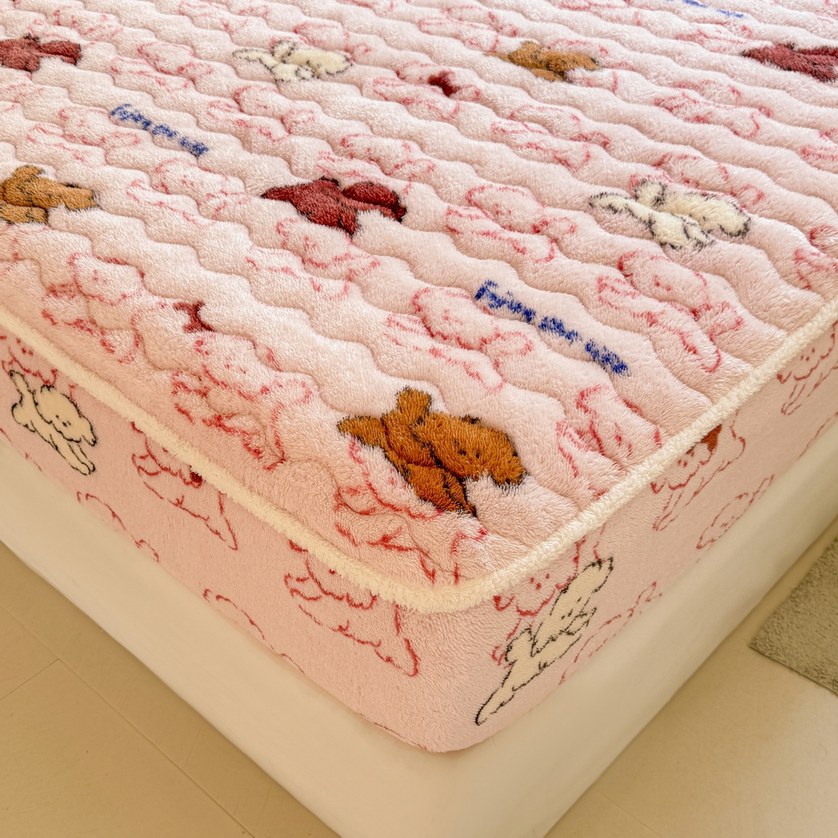 91家纺网 家纺一手货源 找家纺 LIFE.丽芙 2025秋冬新款北极绒加厚夹棉单床笠款床垫子保护套牛奶绒保暖床罩子三件套 追逐-粉