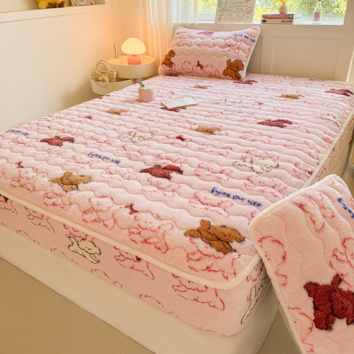 91家纺网 家纺一手货源 找家纺 LIFE.丽芙 2025秋冬新款北极绒加厚夹棉单床笠款床垫子保护套牛奶绒保暖床罩子三件套 追逐-粉