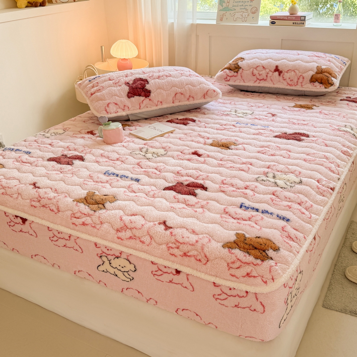 91家纺网 家纺一手货源 找家纺 LIFE.丽芙 2025秋冬新款北极绒加厚夹棉单床笠款床垫子保护套牛奶绒保暖床罩子三件套 追逐-粉