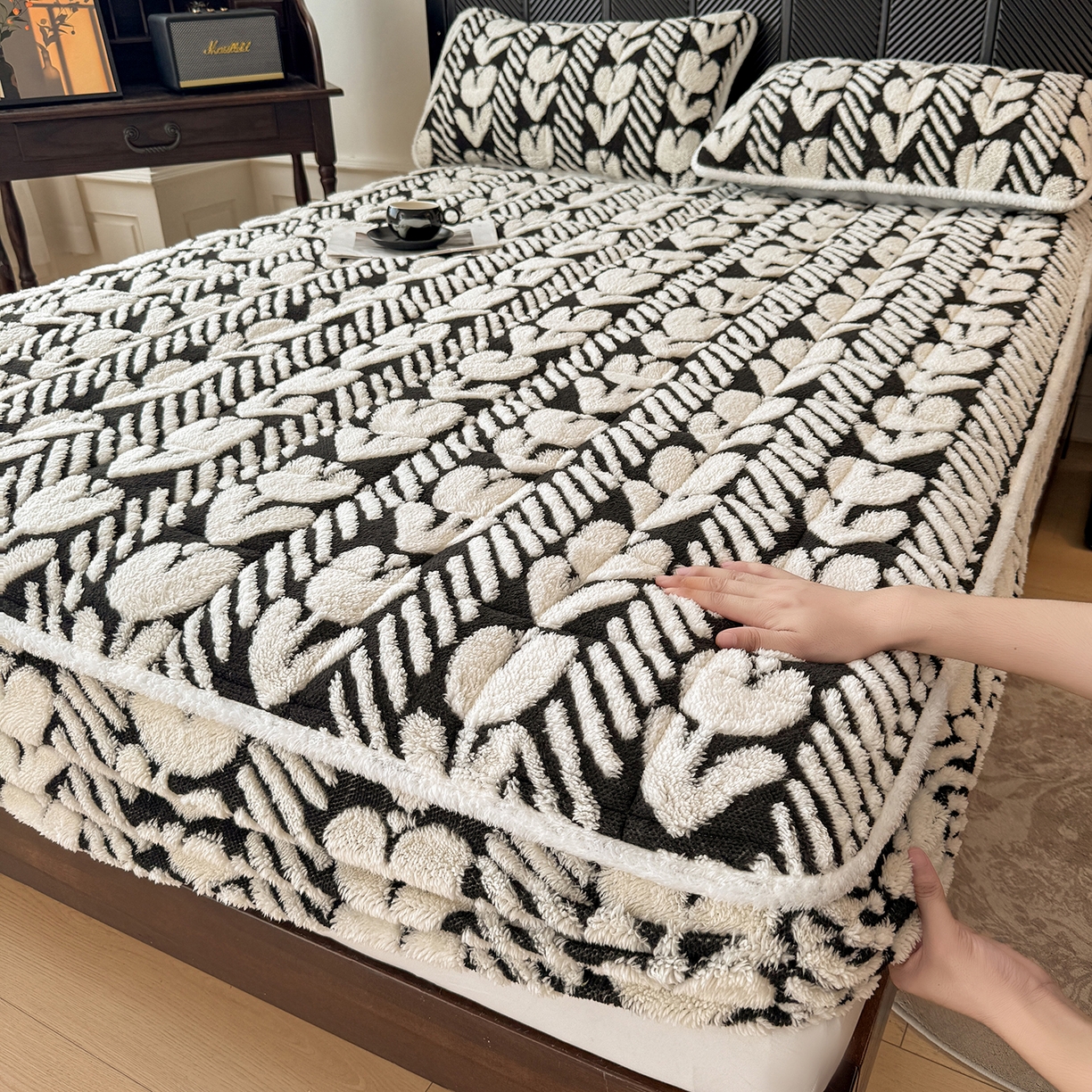 LIFE.丽芙 2025秋冬新款色纱提花舒棉绒加厚夹棉单床笠款床垫子保护套保暖床罩子三件套 郁金香-黑白