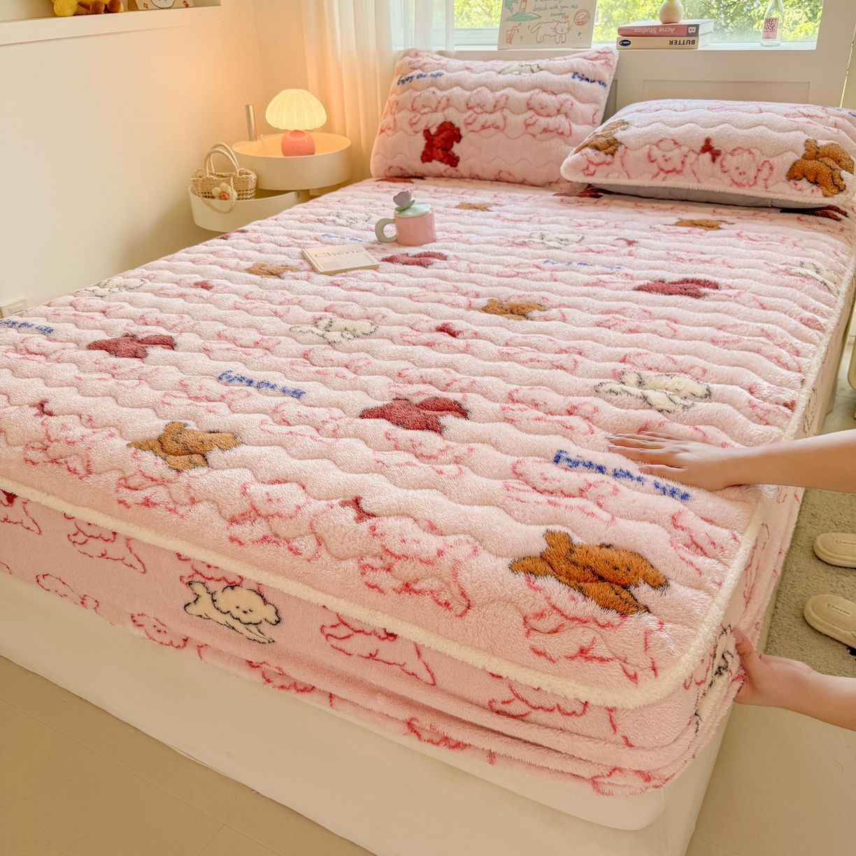 91家纺网 家纺一手货源 找家纺 LIFE.丽芙 2025秋冬新款北极绒加厚夹棉单床笠款床垫子保护套牛奶绒保暖床罩子三件套 追逐-粉