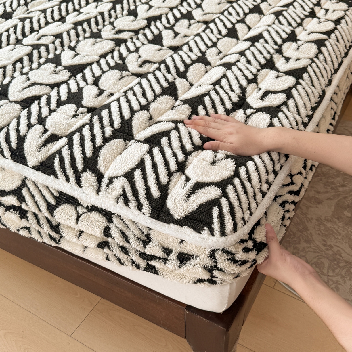 91家纺网 家纺一手货源 找家纺 LIFE.丽芙 2025秋冬新款色纱提花舒棉绒加厚夹棉单床笠款床垫子保护套保暖床罩子三件套 郁金香-黑白