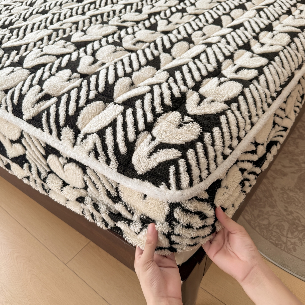 91家纺网 家纺一手货源 找家纺 LIFE.丽芙 2025秋冬新款色纱提花舒棉绒加厚夹棉单床笠款床垫子保护套保暖床罩子三件套 郁金香-黑白