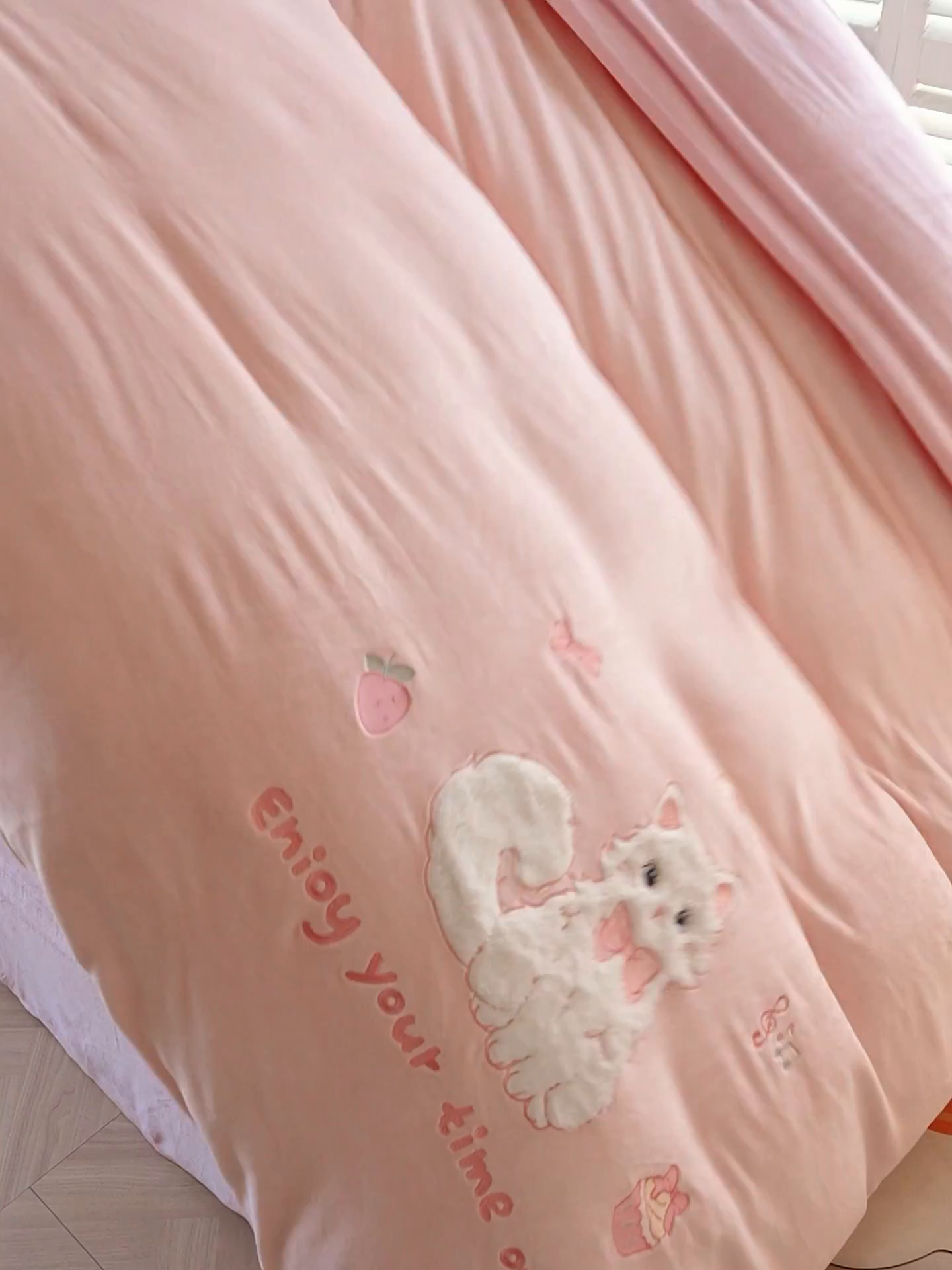 91家纺网 家纺一手货源 找家纺 （总）义博家纺 2025新款高克重大版牛奶绒猫咪贴布绣床单床笠四件套（提供买家秀）