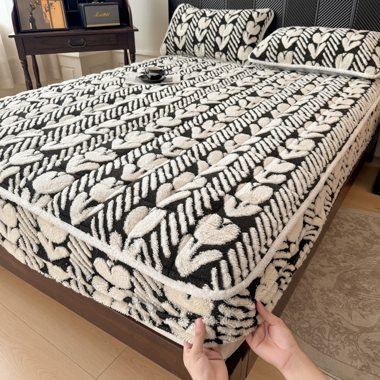 91家纺网 家纺一手货源 找家纺 LIFE.丽芙 2025秋冬新款色纱提花舒棉绒加厚夹棉单床笠款床垫子保护套保暖床罩子三件套 郁金香-黑白