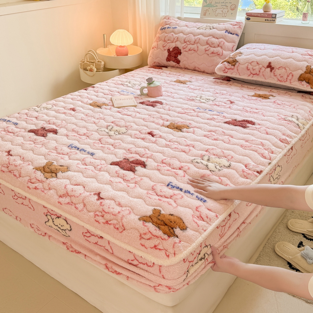 91家纺网 家纺一手货源 找家纺 LIFE.丽芙 2025秋冬新款北极绒加厚夹棉单床笠款床垫子保护套牛奶绒保暖床罩子三件套 追逐-粉