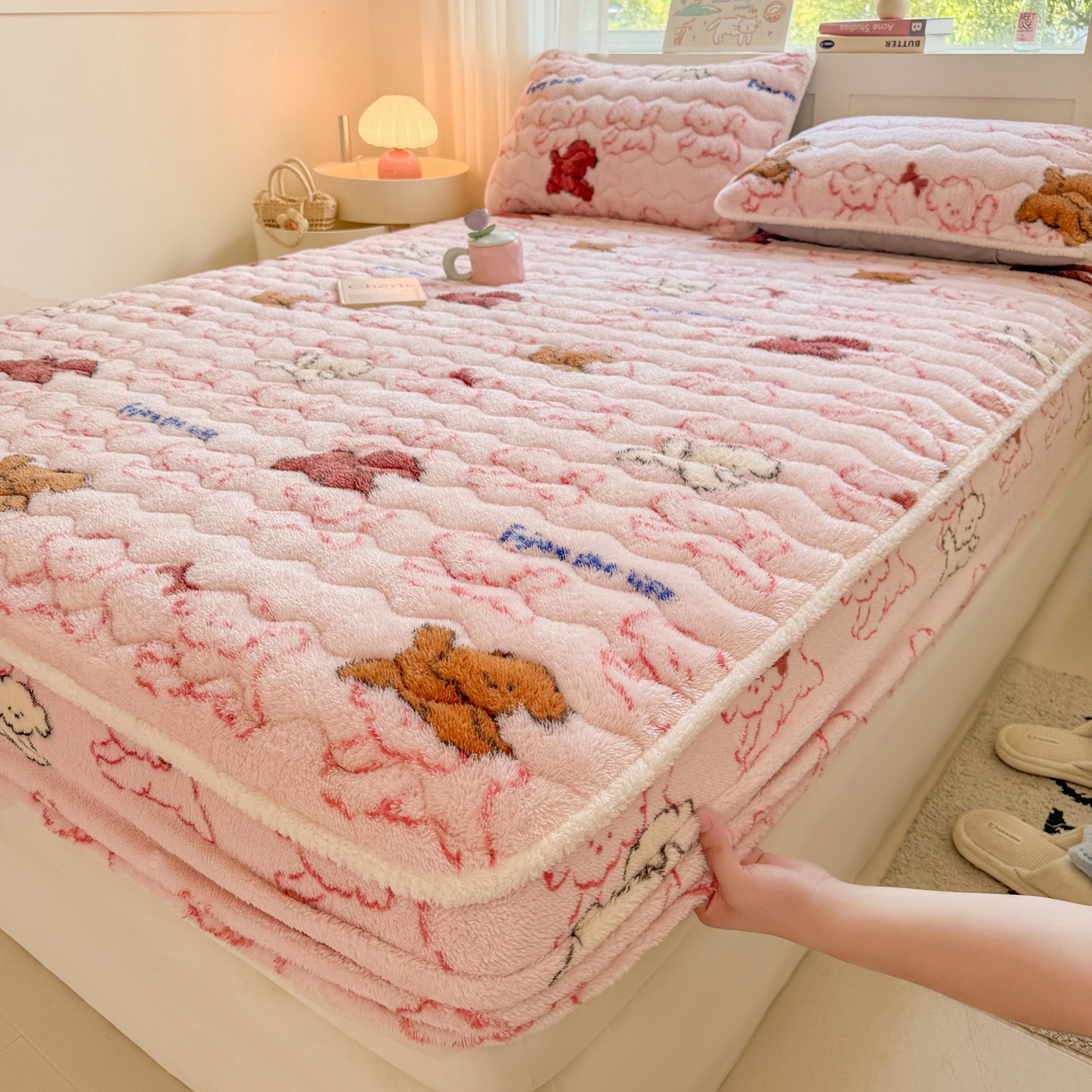 91家纺网 家纺一手货源 找家纺 LIFE.丽芙 2025秋冬新款北极绒加厚夹棉单床笠款床垫子保护套牛奶绒保暖床罩子三件套 追逐-粉