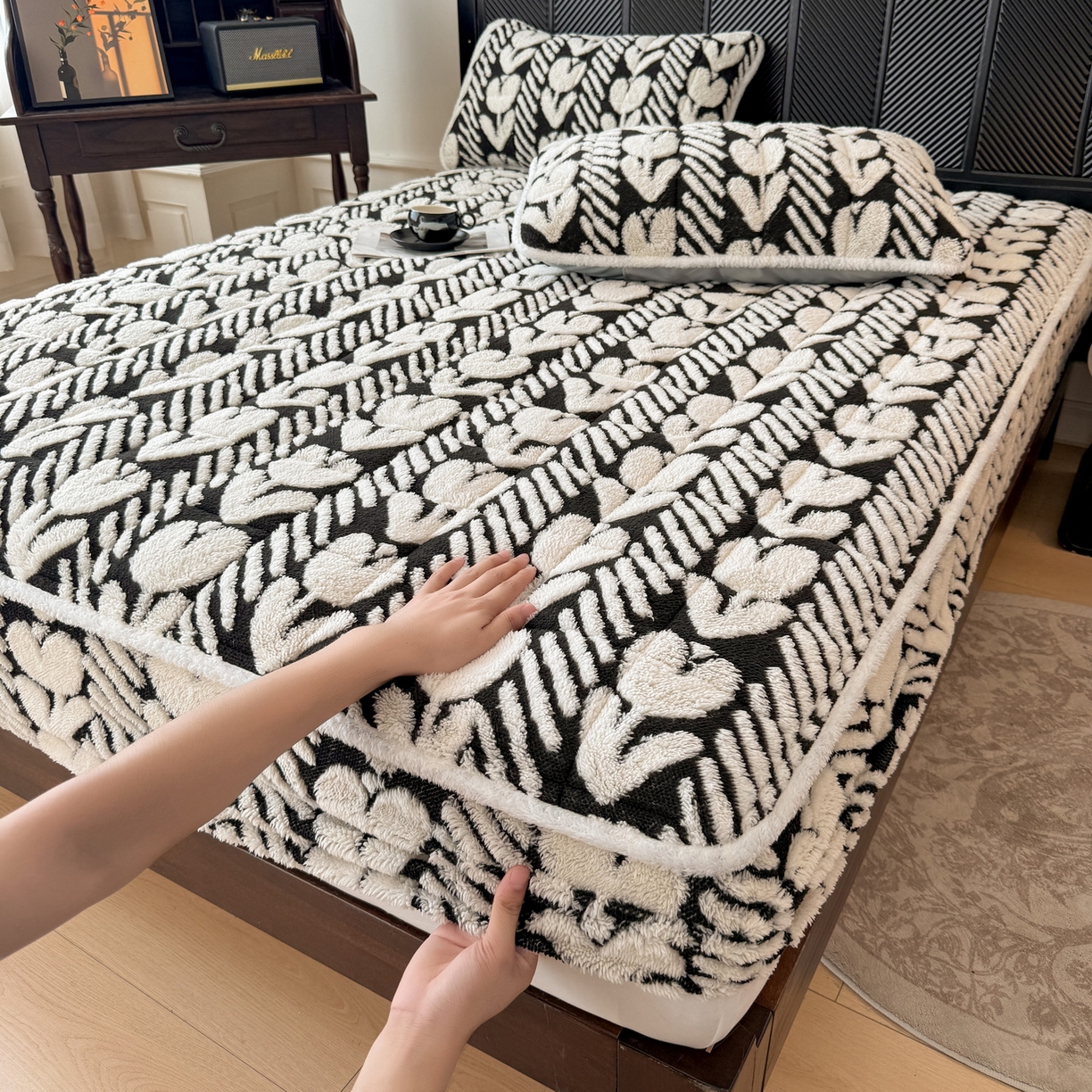 91家纺网 家纺一手货源 找家纺 LIFE.丽芙 2025秋冬新款色纱提花舒棉绒加厚夹棉单床笠款床垫子保护套保暖床罩子三件套 郁金香-黑白