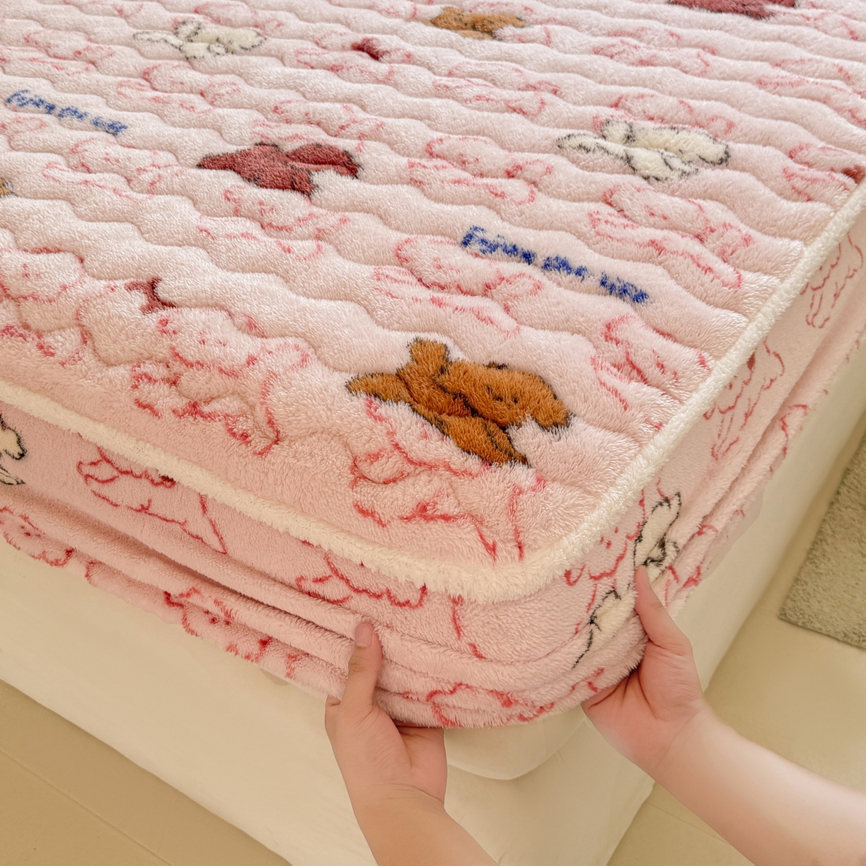 91家纺网 家纺一手货源 找家纺 LIFE.丽芙 2025秋冬新款北极绒加厚夹棉单床笠款床垫子保护套牛奶绒保暖床罩子三件套 追逐-粉