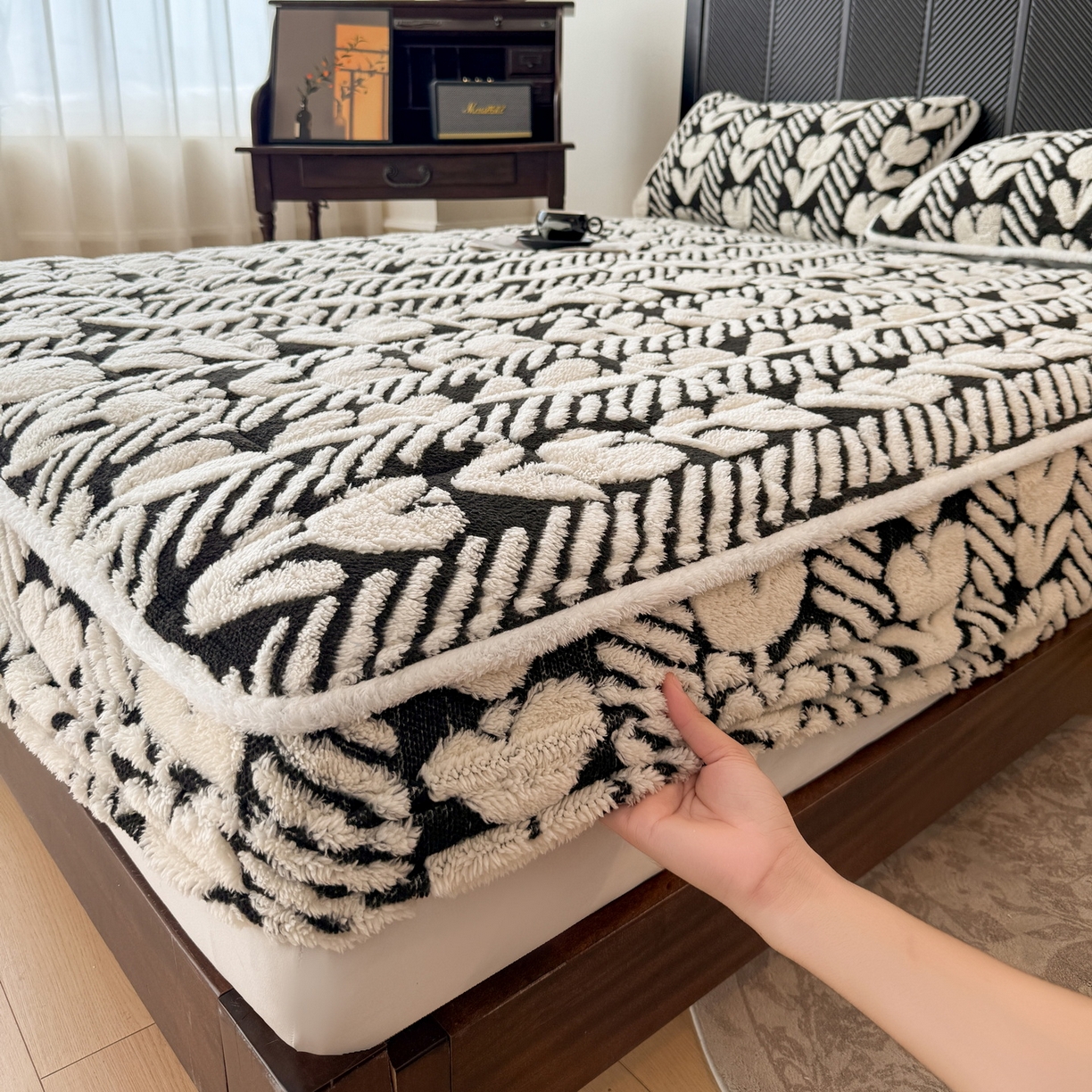 91家纺网 家纺一手货源 找家纺 LIFE.丽芙 2025秋冬新款色纱提花舒棉绒加厚夹棉单床笠款床垫子保护套保暖床罩子三件套 郁金香-黑白