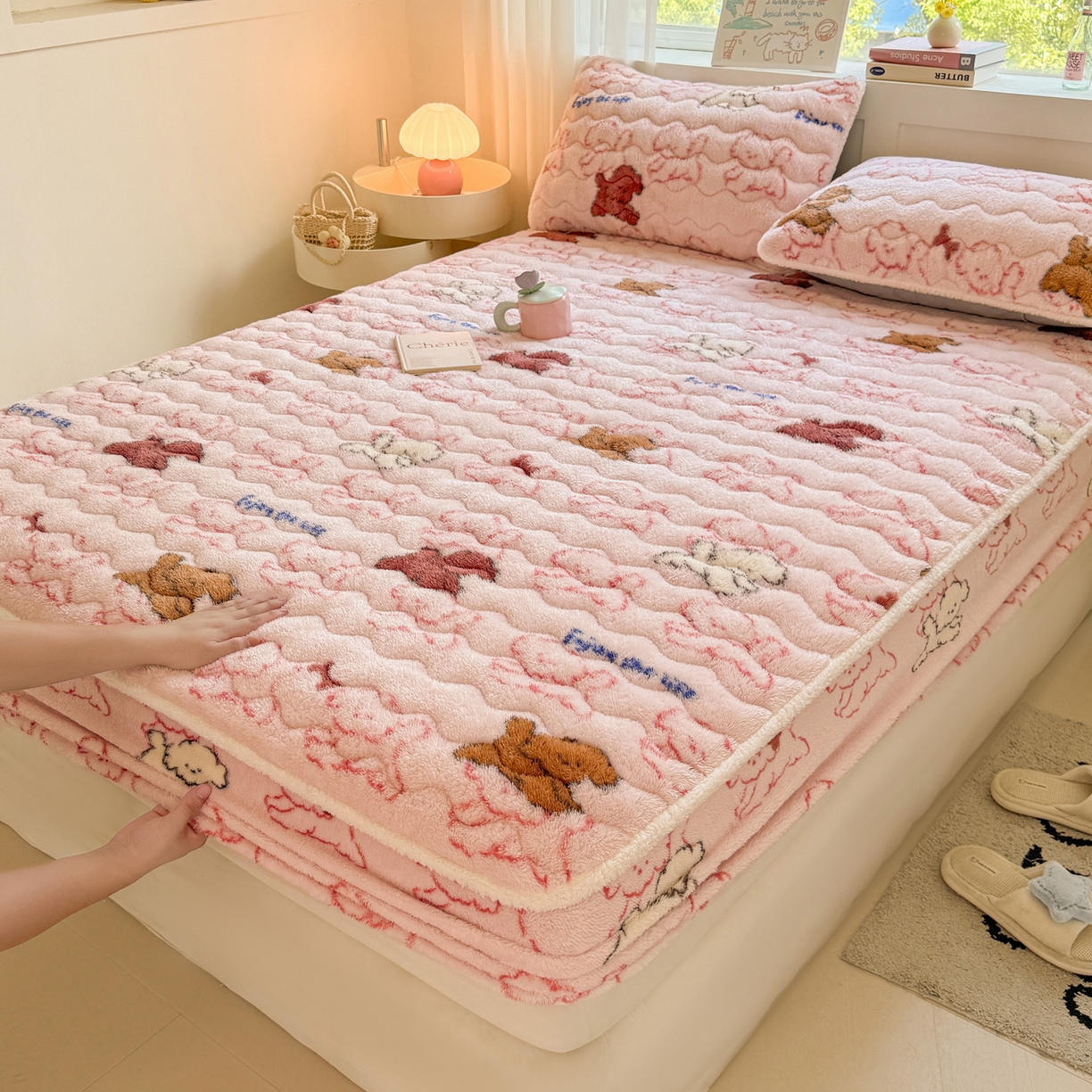 91家纺网 家纺一手货源 找家纺 LIFE.丽芙 2025秋冬新款北极绒加厚夹棉单床笠款床垫子保护套牛奶绒保暖床罩子三件套 追逐-粉