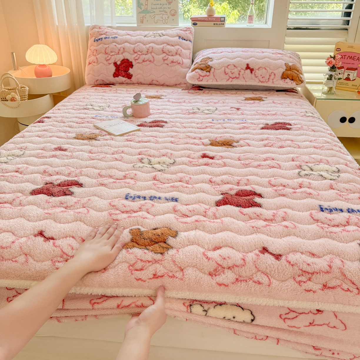 91家纺网 家纺一手货源 找家纺 LIFE.丽芙 2025秋冬新款北极绒加厚夹棉单床笠款床垫子保护套牛奶绒保暖床罩子三件套 追逐-粉