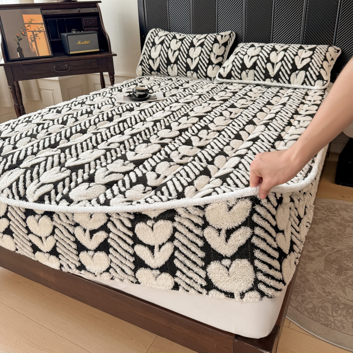 91家纺网 家纺一手货源 找家纺 LIFE.丽芙 2025秋冬新款色纱提花舒棉绒加厚夹棉单床笠款床垫子保护套保暖床罩子三件套 郁金香-黑白