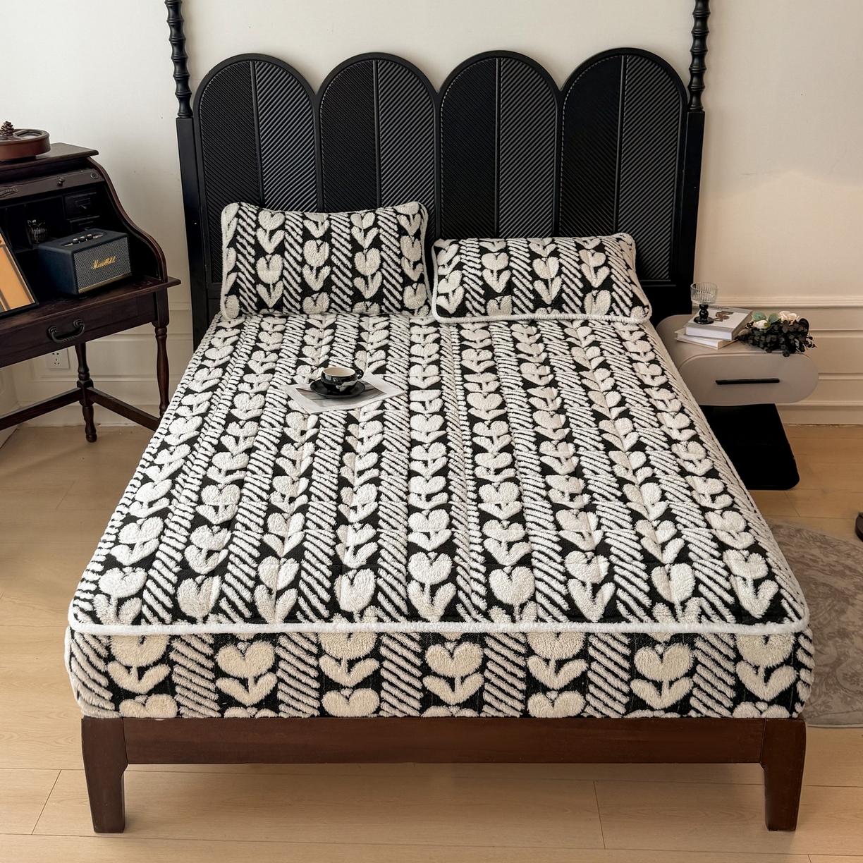 91家纺网 家纺一手货源 找家纺 LIFE.丽芙 2025秋冬新款色纱提花舒棉绒加厚夹棉单床笠款床垫子保护套保暖床罩子三件套 郁金香-黑白