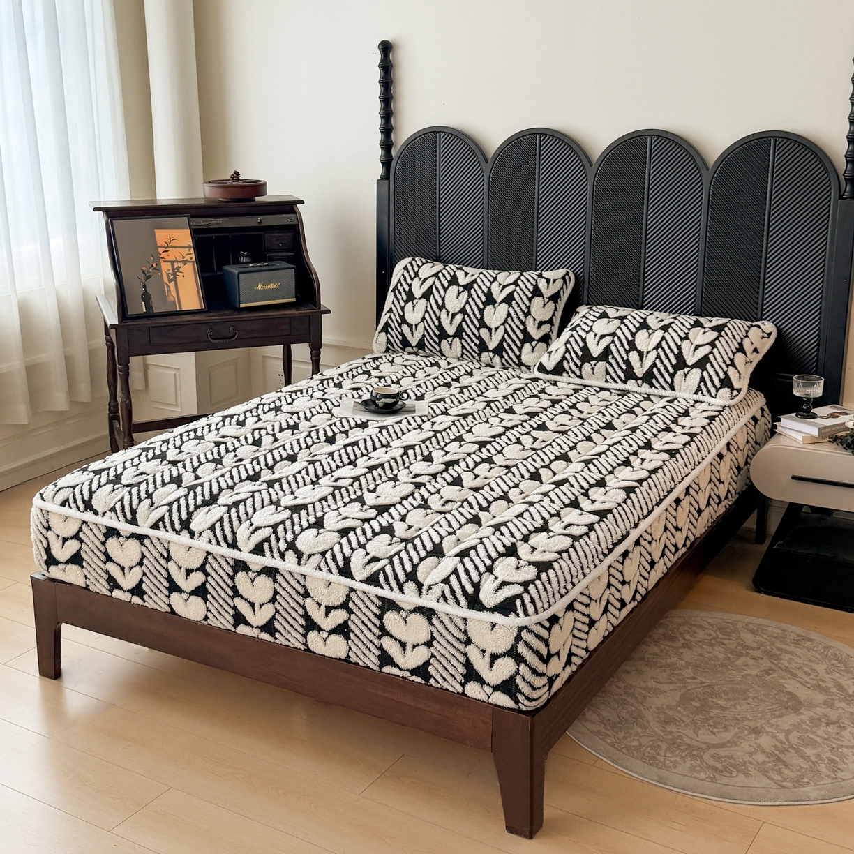 91家纺网 家纺一手货源 找家纺 LIFE.丽芙 2025秋冬新款色纱提花舒棉绒加厚夹棉单床笠款床垫子保护套保暖床罩子三件套 郁金香-黑白