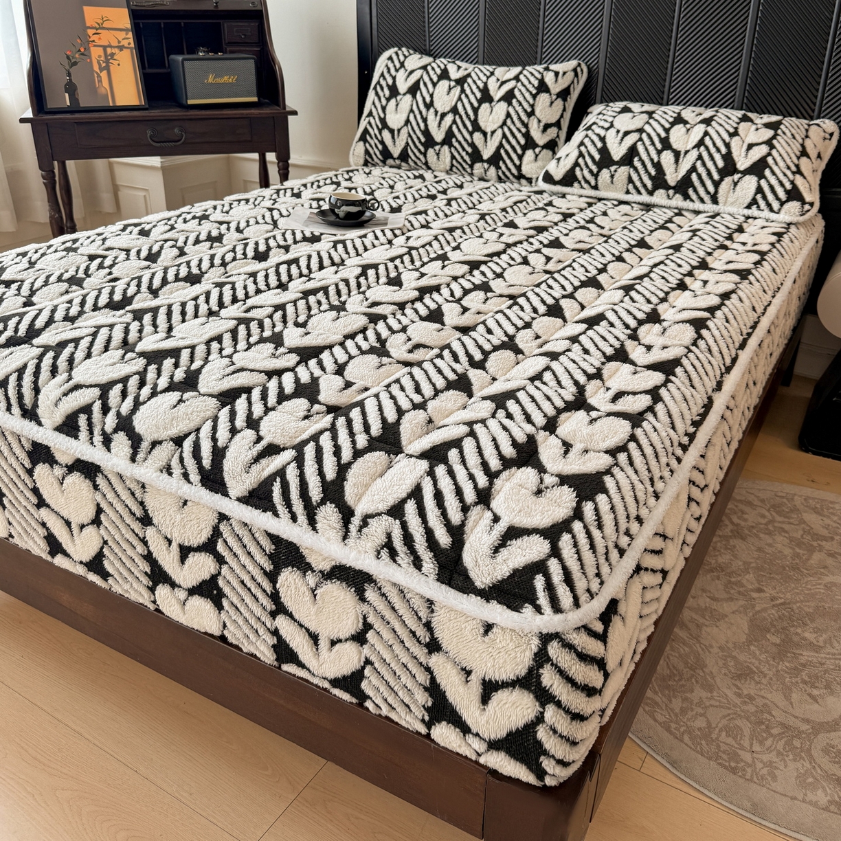 91家纺网 家纺一手货源 找家纺 LIFE.丽芙 2025秋冬新款色纱提花舒棉绒加厚夹棉单床笠款床垫子保护套保暖床罩子三件套 郁金香-黑白