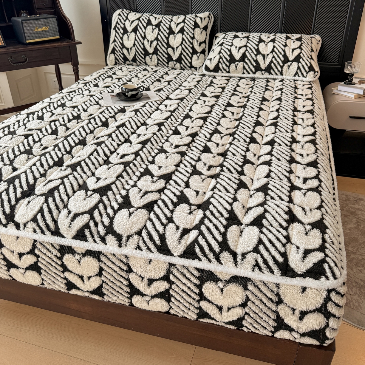 91家纺网 家纺一手货源 找家纺 LIFE.丽芙 2025秋冬新款色纱提花舒棉绒加厚夹棉单床笠款床垫子保护套保暖床罩子三件套 郁金香-黑白