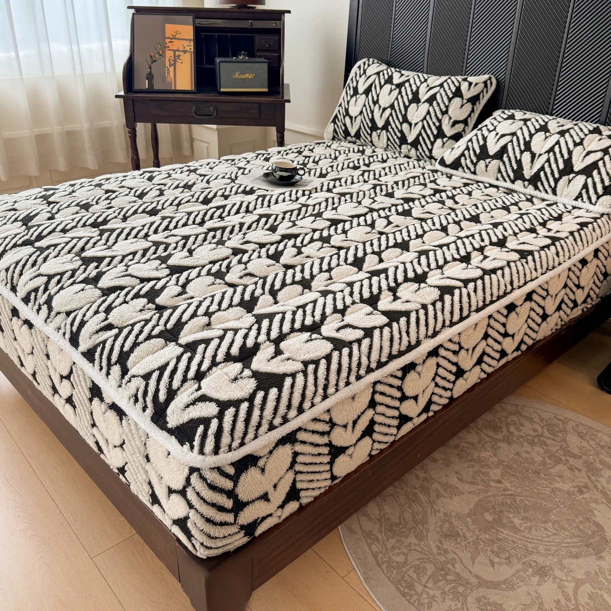 91家纺网 家纺一手货源 找家纺 LIFE.丽芙 2025秋冬新款色纱提花舒棉绒加厚夹棉单床笠款床垫子保护套保暖床罩子三件套 郁金香-黑白